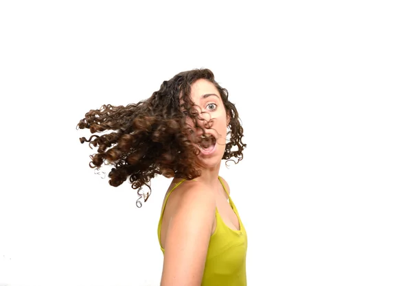 Güzellik kadın saçlarını hareket portre ile Wh üzerinde çığlığı — Stok fotoğraf