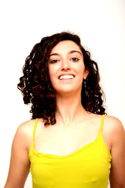 Güzellik kadını ile hareket portre üzerinde beyaz Backgro saçında