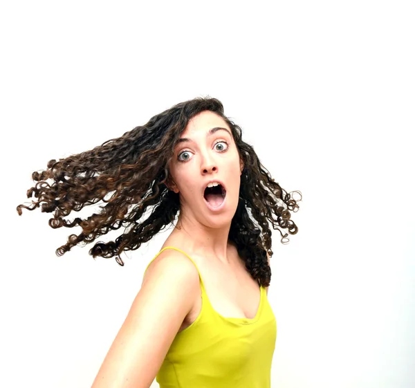 Schoonheid vrouw schreeuwen met haar haren in beweging portret over Wh — Stockfoto