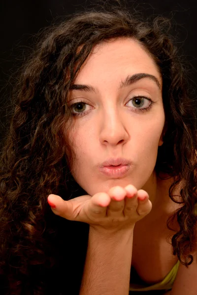 Schoonheid vrouw geven een lucht kus portret op zwarte achtergrond — Stockfoto