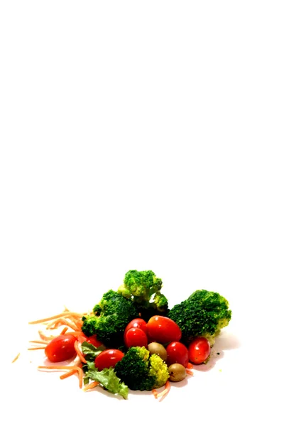 Група здорових овочів для салату на білому тлі — стокове фото
