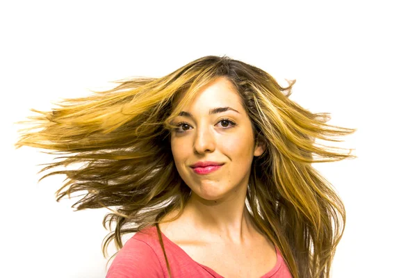 Retrato de una hermosa joven agitando su cabello — Foto de Stock