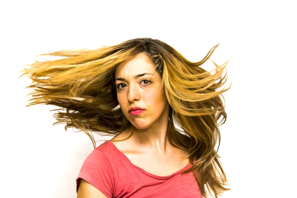 Porträt einer schönen jungen ernsten Frau, die ihre Haare schüttelt — Stockfoto