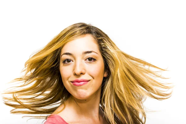 Retrato de una hermosa joven agitando su cabello — Foto de Stock