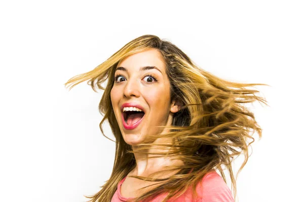 Porträt einer schönen jungen Frau, die ihre Haare schüttelt und schreit — Stockfoto