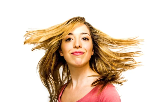 Retrato de bela jovem mulher sacudindo seu cabelo — Fotografia de Stock