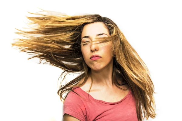 Güzel genç ciddi kadın saçlarını sallayarak portresi — Stok fotoğraf