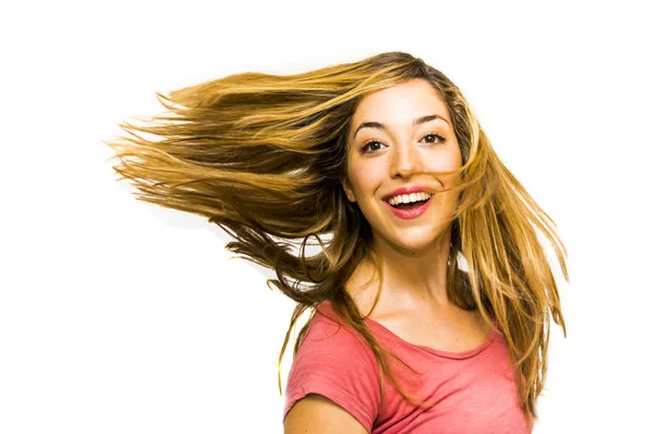 Retrato de una hermosa joven agitando su cabello — Foto de Stock