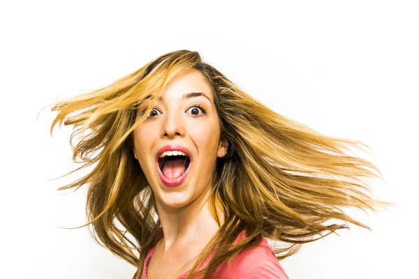 Retrato de bela jovem mulher tremendo seu cabelo e grito — Fotografia de Stock