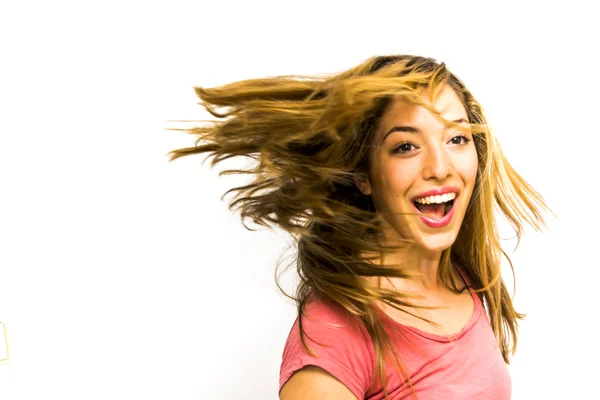 Retrato de una hermosa joven agitando su cabello — Foto de Stock