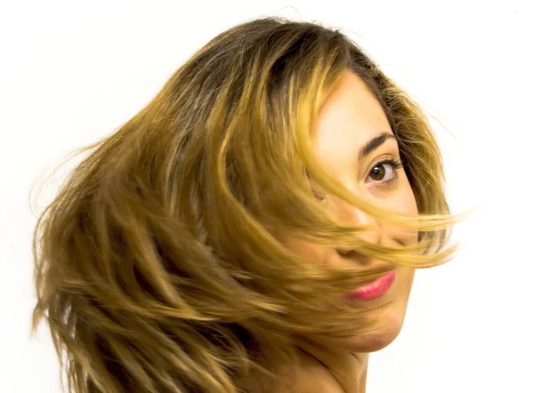 Retrato de una hermosa joven agitando su cabello — Foto de Stock