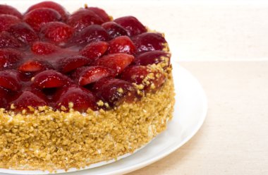 Badem ve krema ile Çilekli pasta