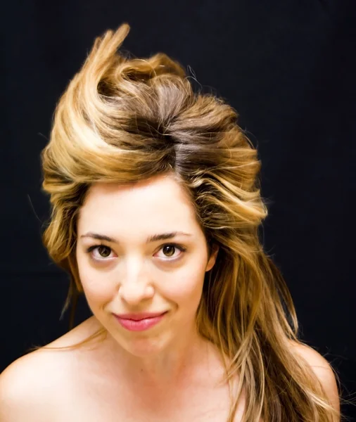 Ritratto di bella giovane donna che scuote i capelli — Foto Stock