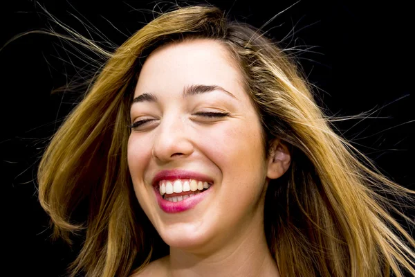 Retrato de una hermosa joven sacudiendo su cabello y riendo —  Fotos de Stock