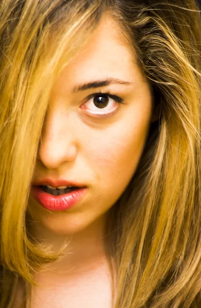 Retrato de una mujer hermosa — Foto de Stock