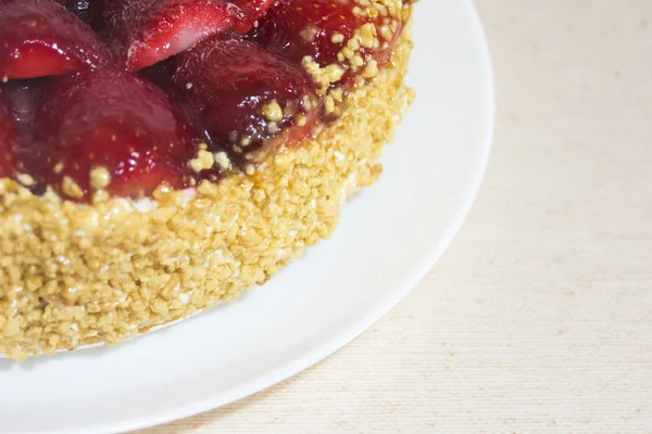 Bolo de morango com amêndoas e creme — Fotografia de Stock