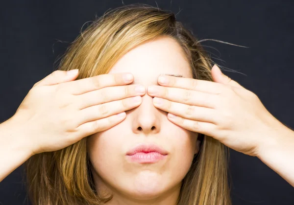 Retrato de una hermosa mujer cubriéndose los ojos con las manos —  Fotos de Stock