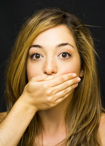 Portret van een mooie vrouw die betrekking hebben op haar mond met haar hand — Stockfoto