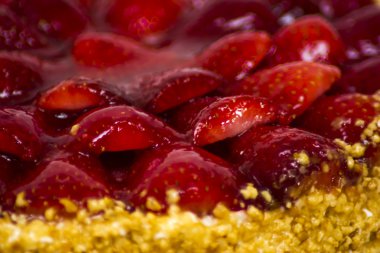 Badem ve krema ile Çilekli pasta