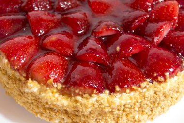 Badem ve krema ile Çilekli pasta