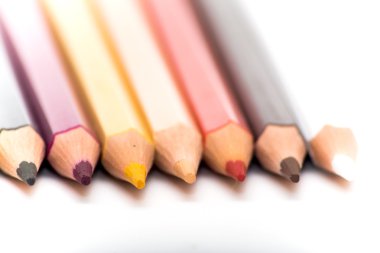 Beyaz arkaplanda renkli kalemler