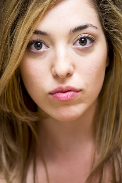 Retrato de una mujer hermosa — Foto de Stock