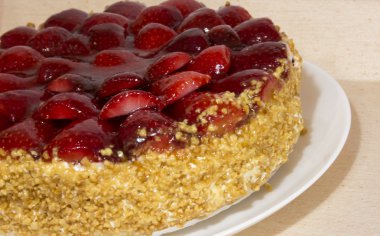 Badem ve krema ile Çilekli pasta