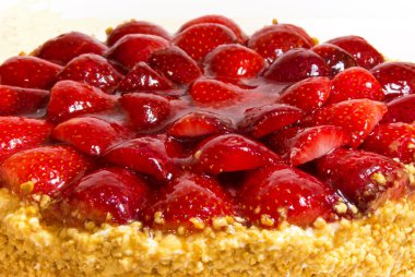 Badem ve krema ile Çilekli pasta