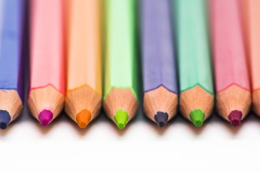 izole renkli kalemler 