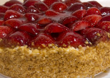 Badem ve krema ile Çilekli pasta