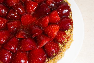 Badem ve krema ile Çilekli pasta