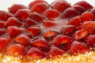 Badem ve krema ile Çilekli pasta