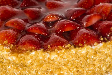 Badem ve krema ile Çilekli pasta