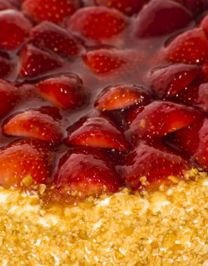 Badem ve krema ile Çilekli pasta