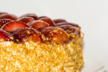 Badem ve krema ile Çilekli pasta