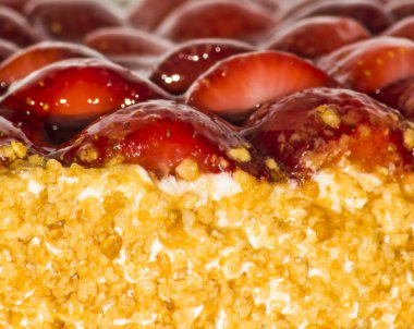 Badem ve krema ile Çilekli pasta