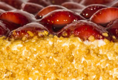 Badem ve krema ile Çilekli pasta