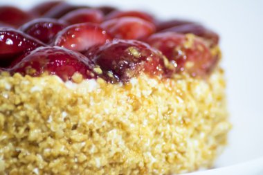 Badem ve krema ile Çilekli pasta