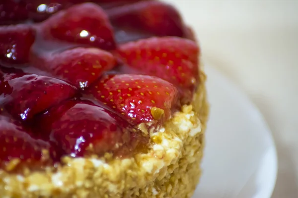 Tarta de fresa con almendras y crema —  Fotos de Stock