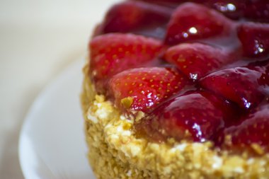 Badem ve krema ile Çilekli pasta