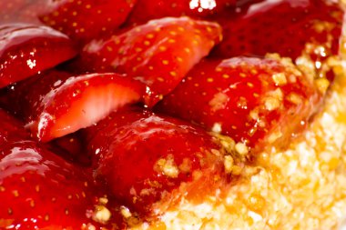 Badem ve krema ile Çilekli pasta