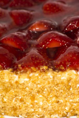 Badem ve krema ile Çilekli pasta