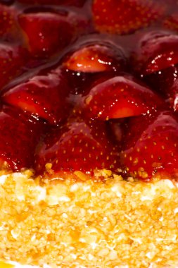 Badem ve krema ile Çilekli pasta