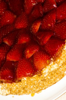 Badem ve krema ile Çilekli pasta