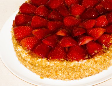 Badem ve krema ile Çilekli pasta