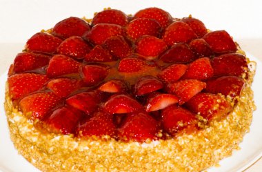 Badem ve krema ile Çilekli pasta