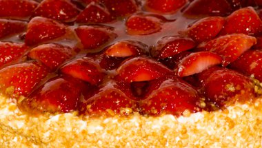 Badem ve krema ile Çilekli pasta