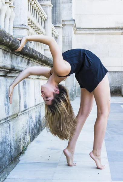 Güzel balerin açık havada dans için egzersizleri yapıyor