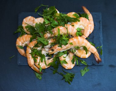 Karides maydanoz bir taş ile kayrak