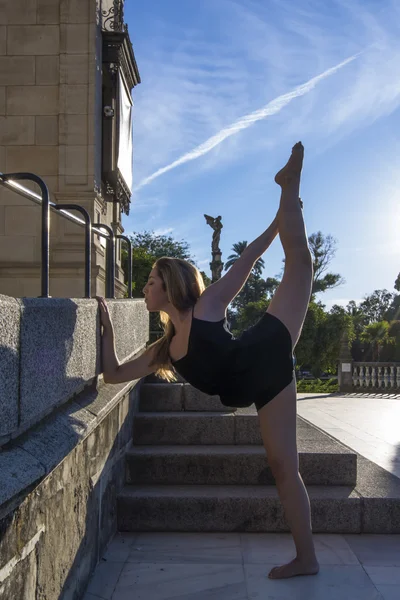 Beautiful ballerina doing exercises for dancing outdoors — Stock Photo, Image